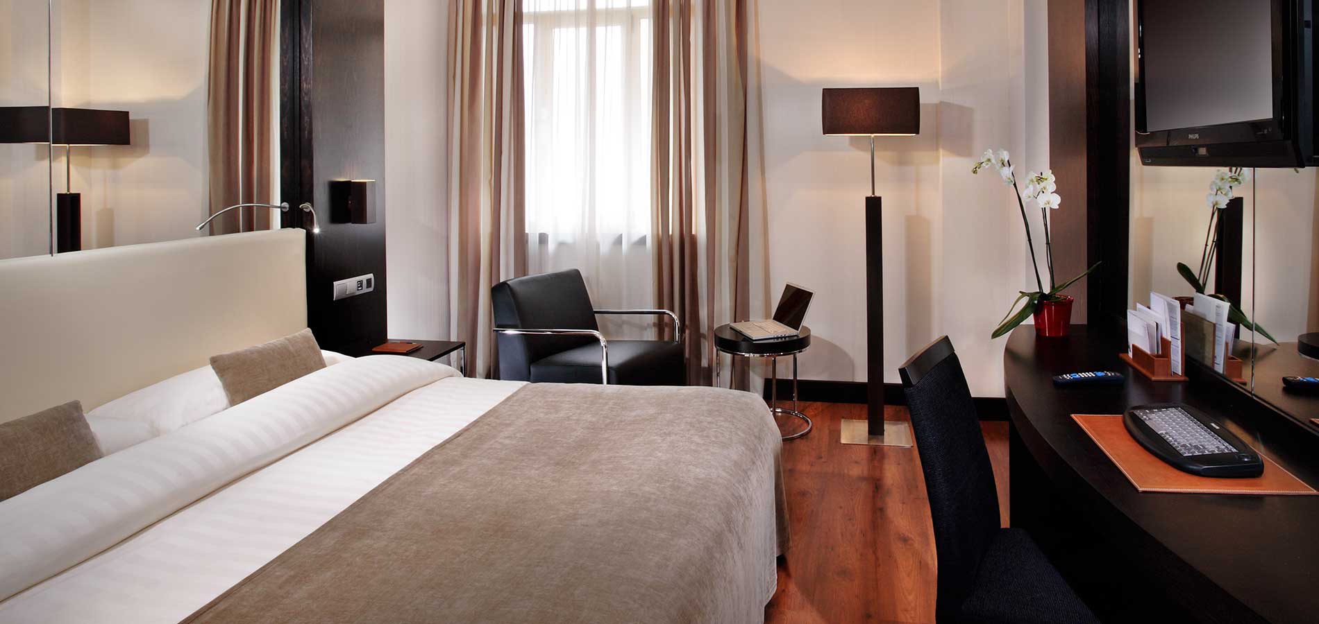 huella dactilar aerolíneas articulo Doble 1 ó 2 camas Parking incluido - Hotel Granada Saray - Granada